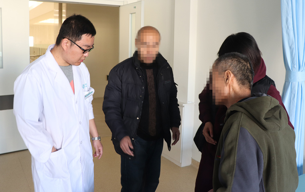 康復(fù)治療70天，偏癱患者步行出院！(圖1)