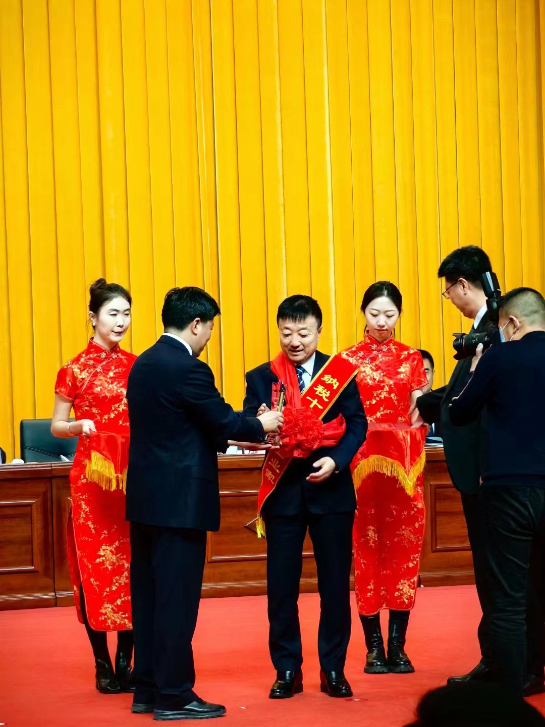 《全市民營經(jīng)濟大會》暨2023年度民營企業(yè)納稅十強表彰大會在葫蘆島市文化宮隆重召開，董事長趙立君先生代表集團上臺領(lǐng)獎(圖3)