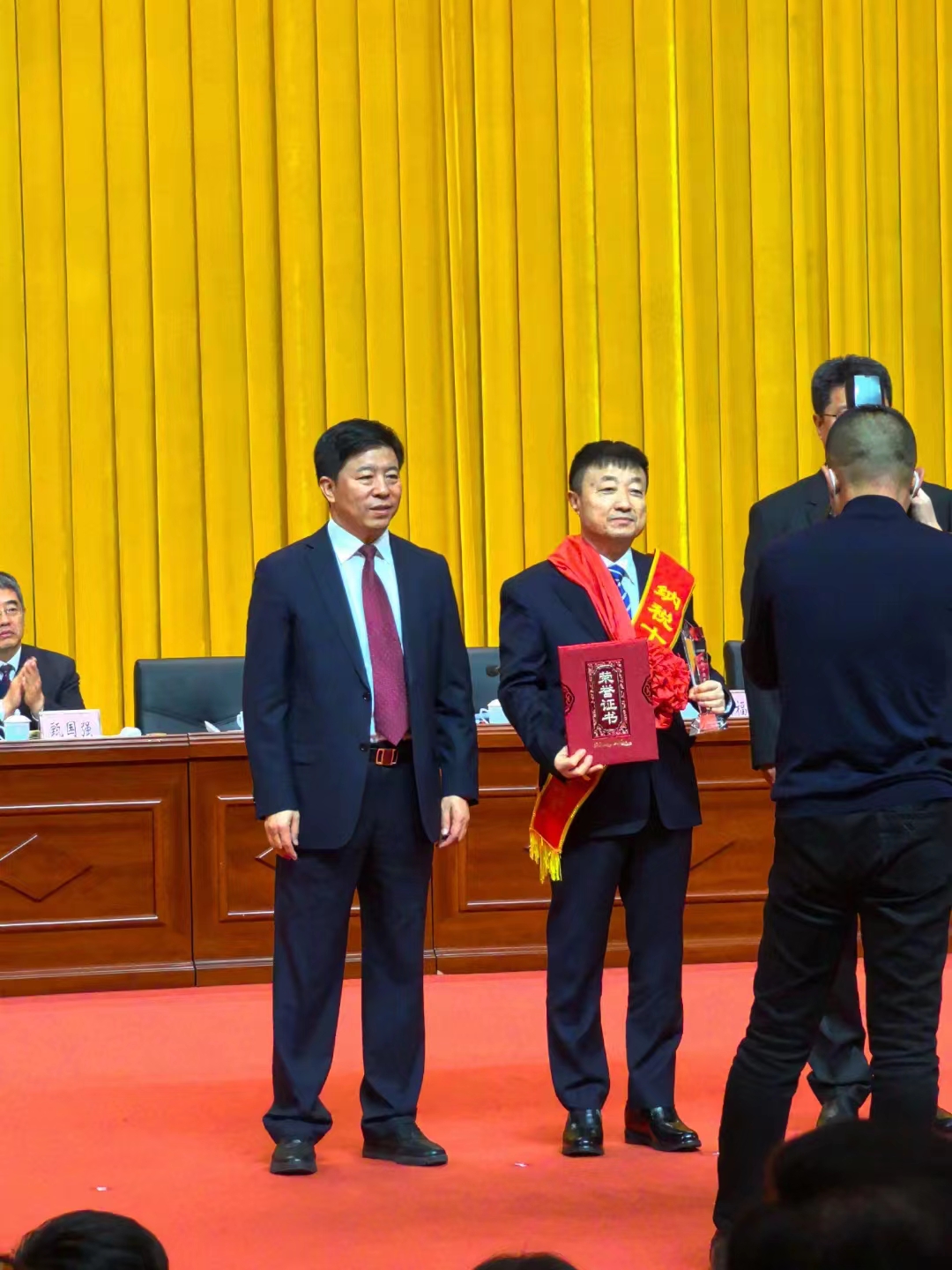 《全市民營經(jīng)濟大會》暨2023年度民營企業(yè)納稅十強表彰大會在葫蘆島市文化宮隆重召開，董事長趙立君先生代表集團上臺領(lǐng)獎(圖4)